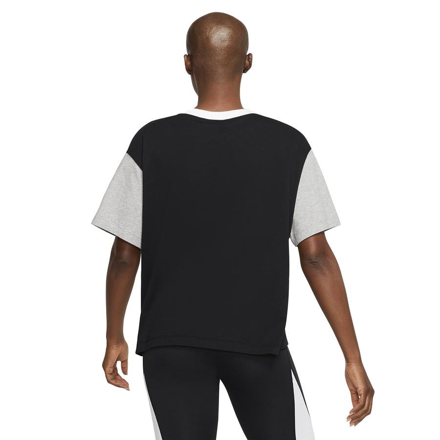  Nike Sportswear Essentials Short-Sleeve Top Kadın Tişört