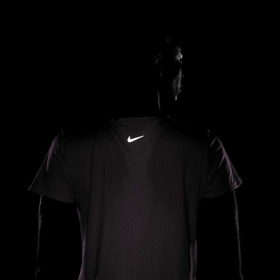  Nike Swoosh Short-Sleeve Running Top Kadın Tişört
