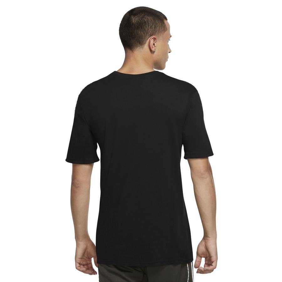  Nike Sportswear Repeat Short-Sleeve Erkek Tişört