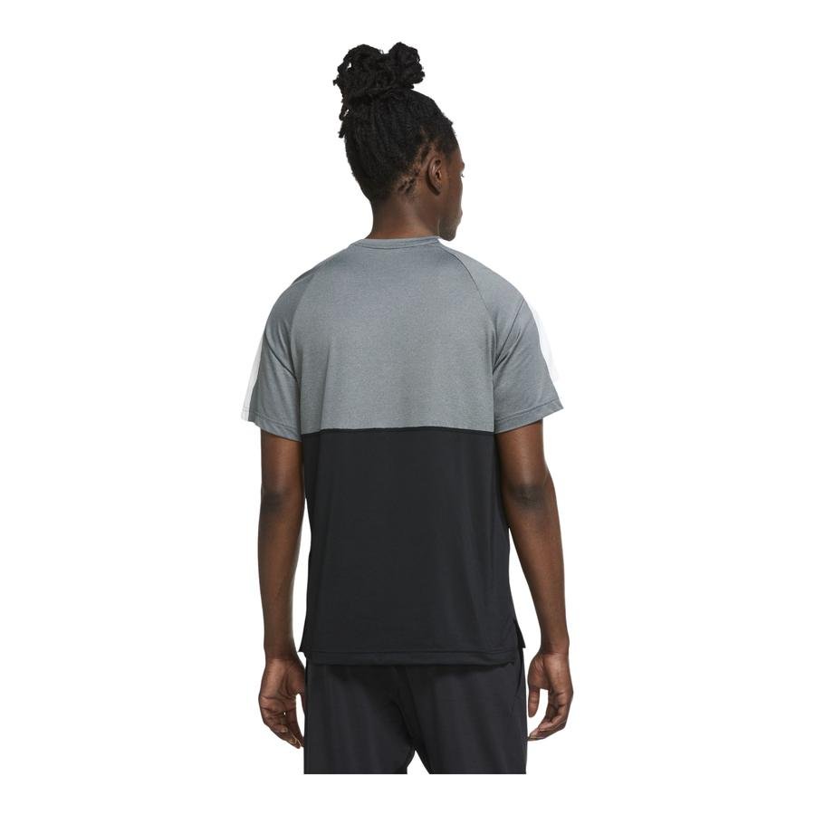  Nike Dri-Fit Training Short-Sleeve Erkek Tişört