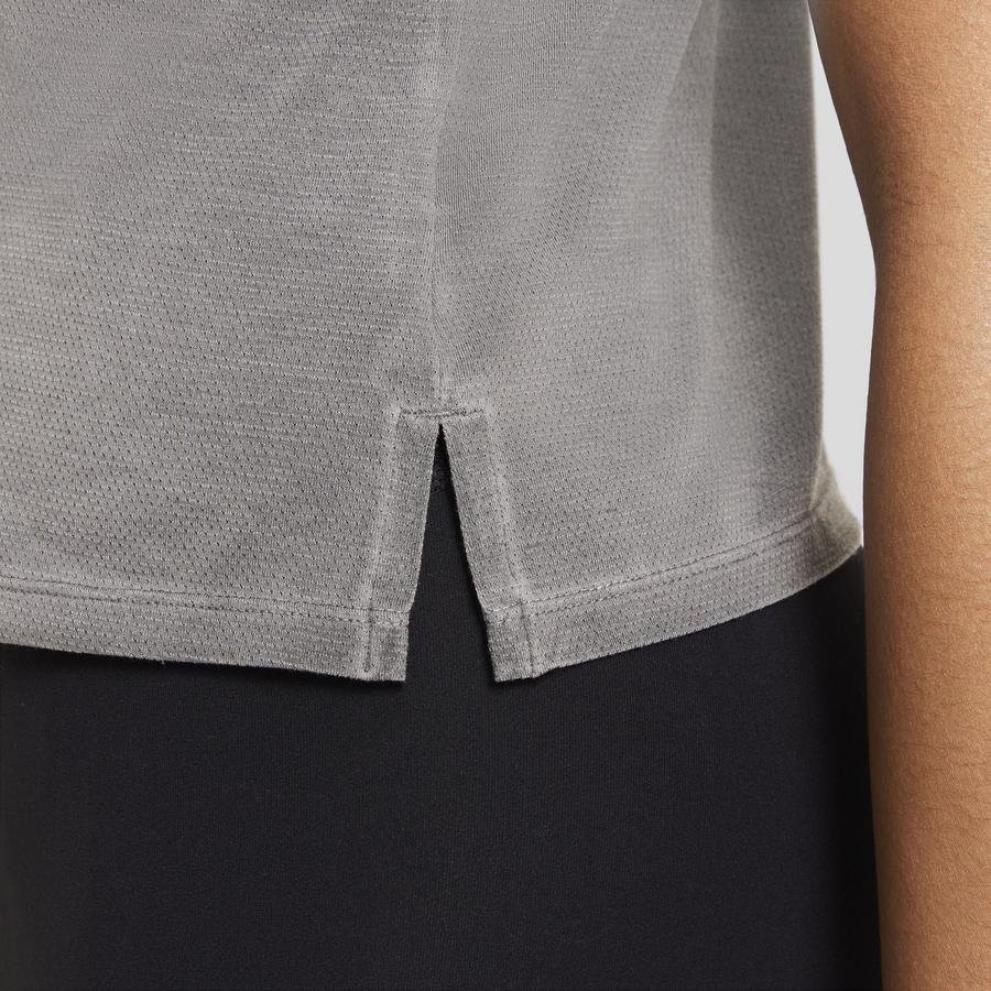  Nike Yoga Dri-Fit Short-Sleeve Top Kadın Tişört