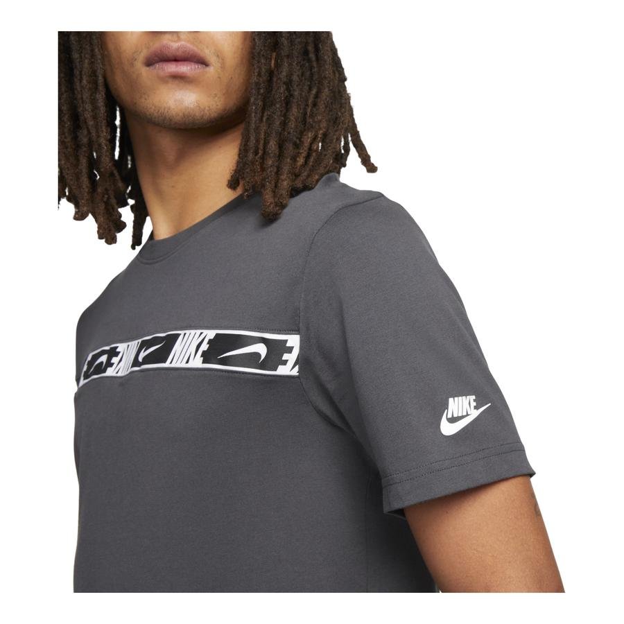  Nike Sportswear Repeat Graphic Short-Sleeve Erkek Tişört