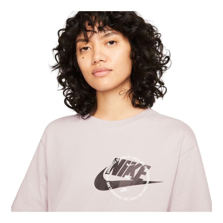  Nike Sportswear Graphic Boyfriend Short-Sleeve Kadın Tişört