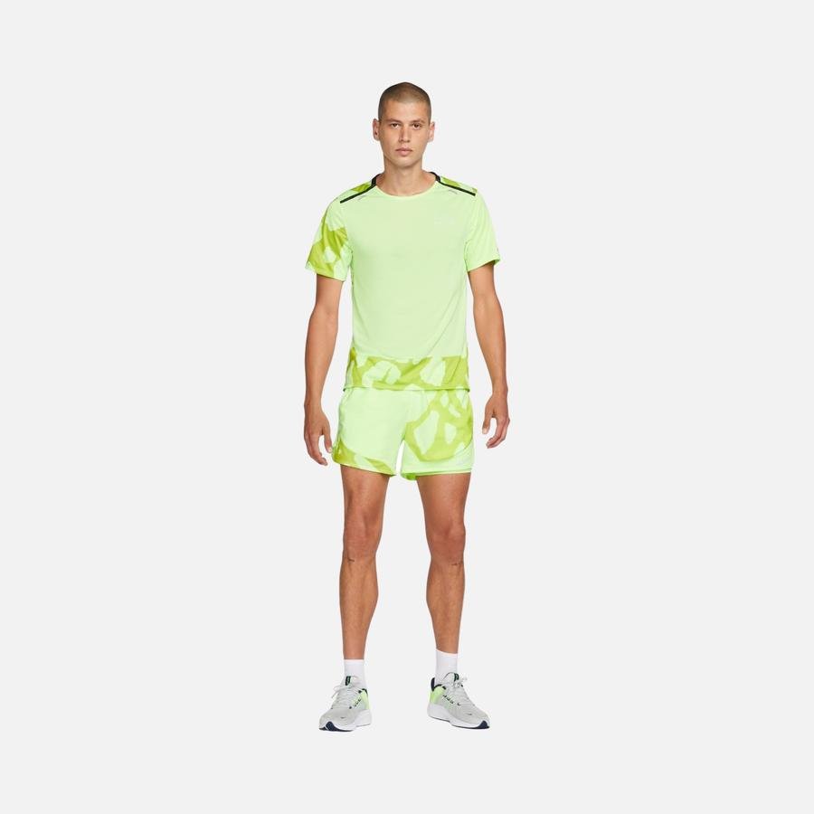  Nike Dri-Fit Run Division Rise 365 Graphic Short-Sleeve Erkek Tişört