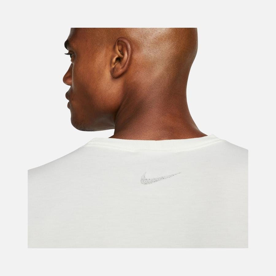 Nike Yoga Dri-FIT Erkek Antrenman Tişört DM7825-010 Fiyatı, Yorumları -  Trendyol
