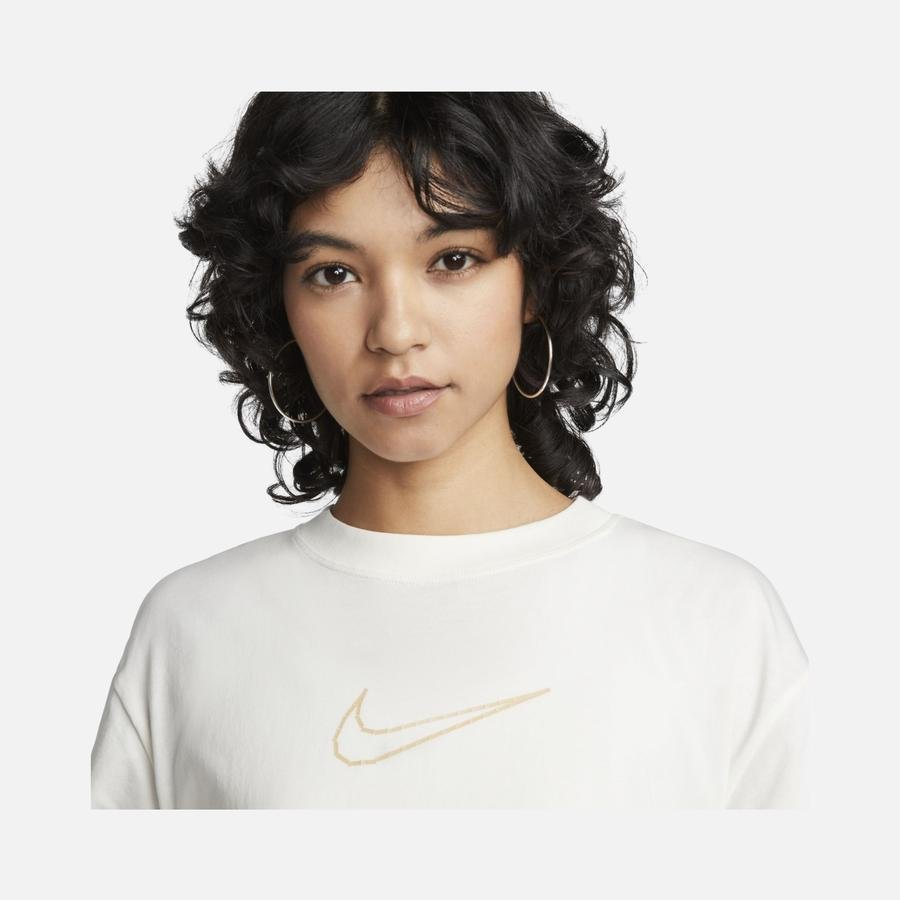  Nike Sportswear Boyfriend Short-Sleeve Kadın Tişört