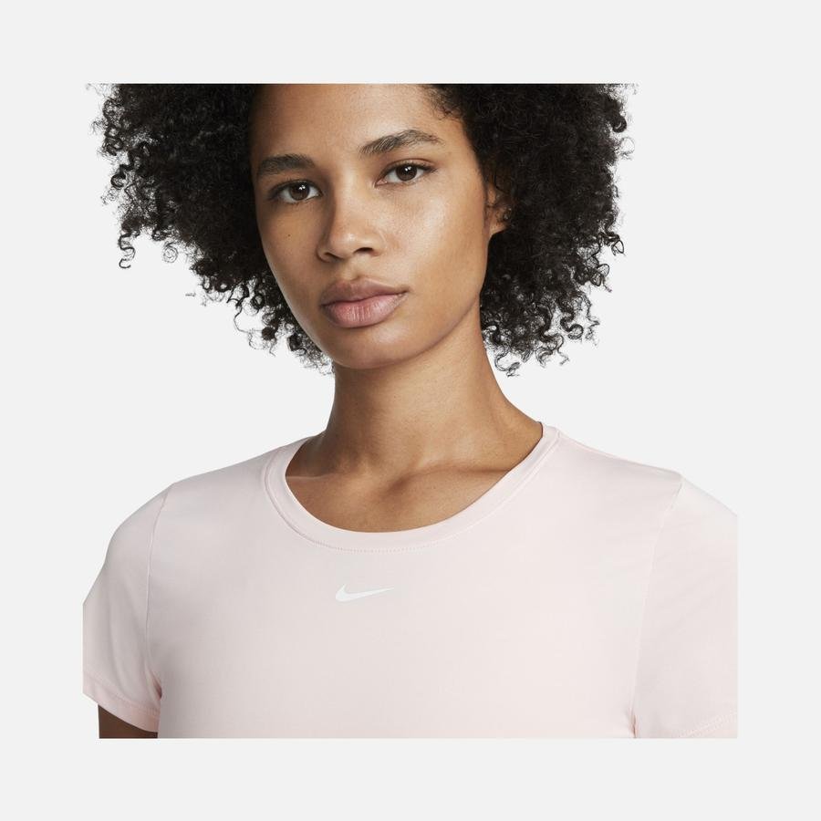  Nike Dri-Fit One Slim-Fit Short-Sleeve Kadın Tişört