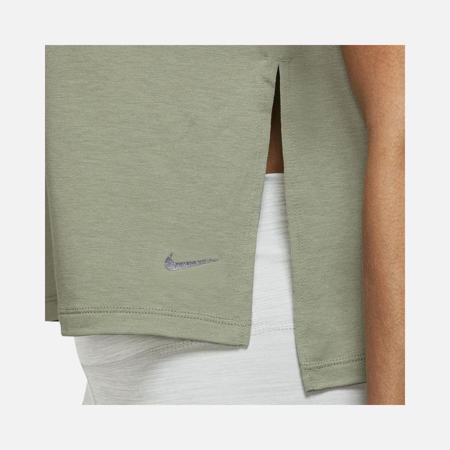  Nike Yoga Dri-Fit Training Short-Sleeve Kadın Tişört