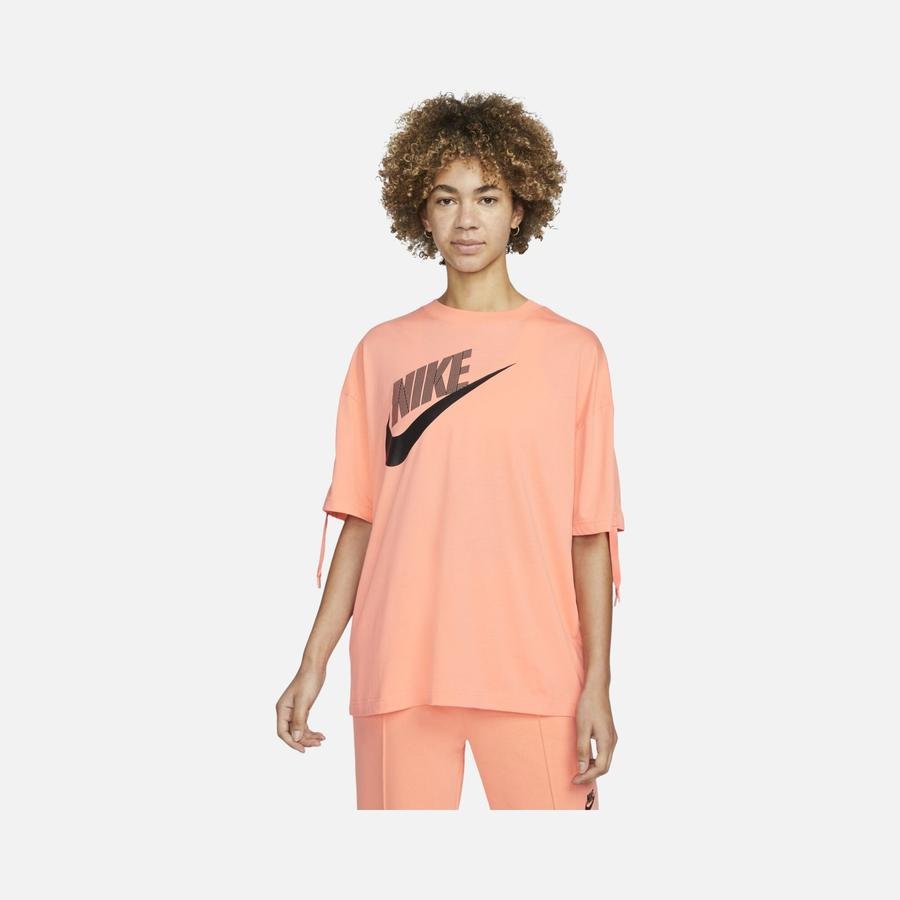  Nike Sportswear Dance Short-Sleeve Kadın Tişört