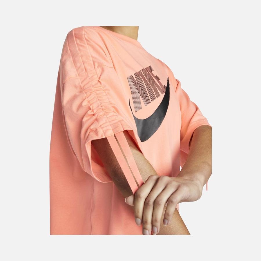  Nike Sportswear Dance Short-Sleeve Kadın Tişört