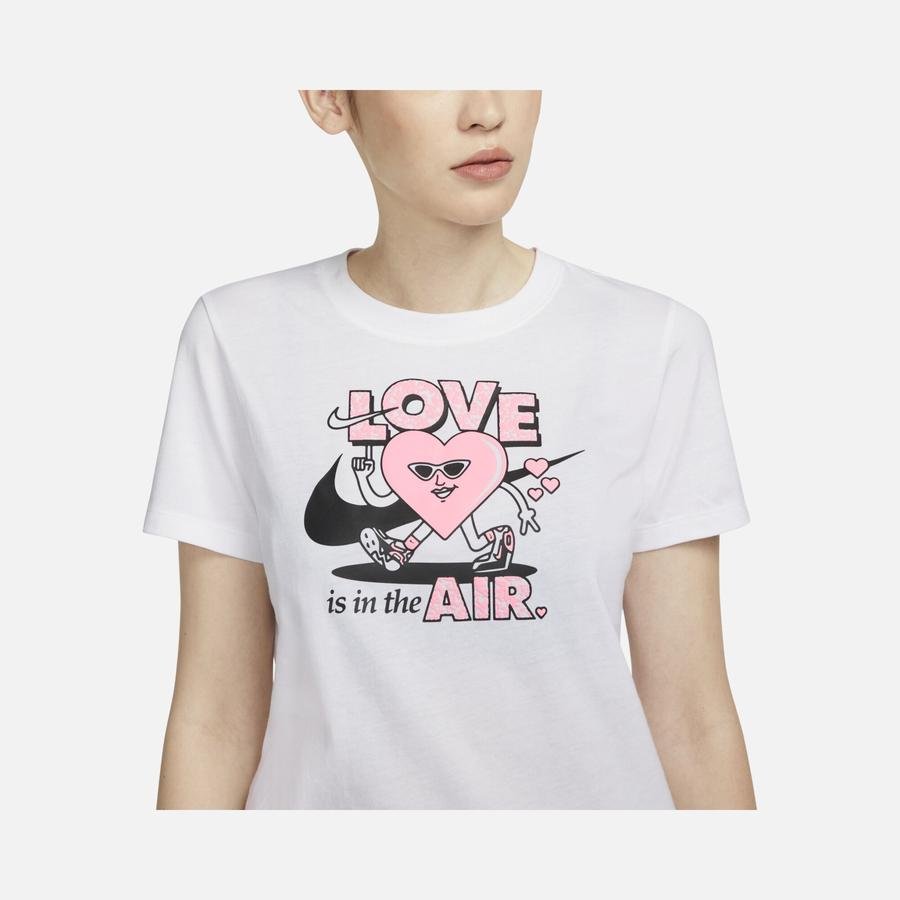  Nike Sportswear ''Love is in the Air'' Vday Short-Sleeve Kadın Tişört