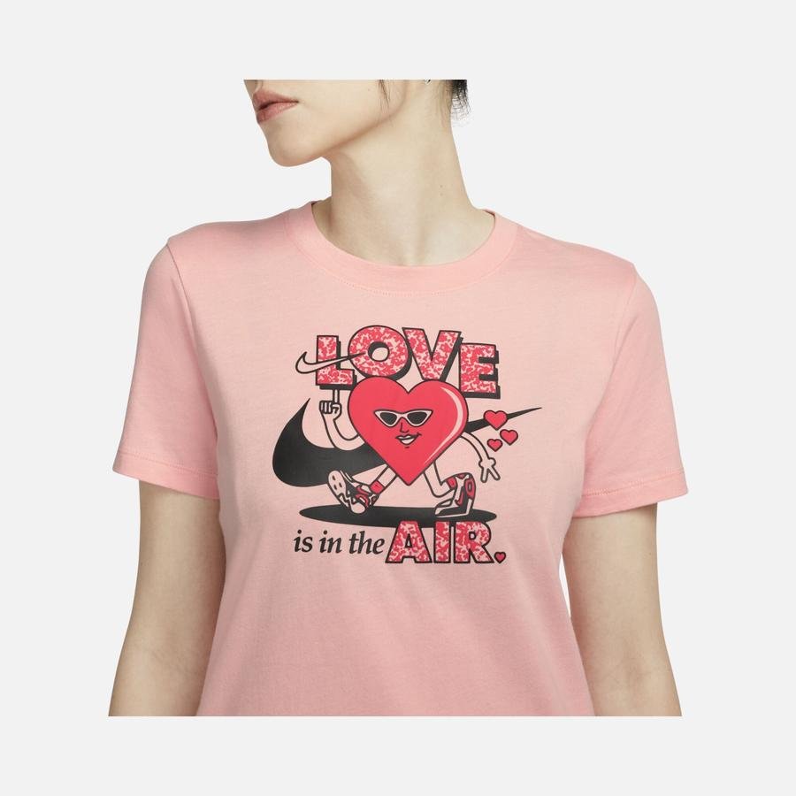  Nike Sportswear ''Love is in the Air'' Vday Short-Sleeve Kadın Tişört
