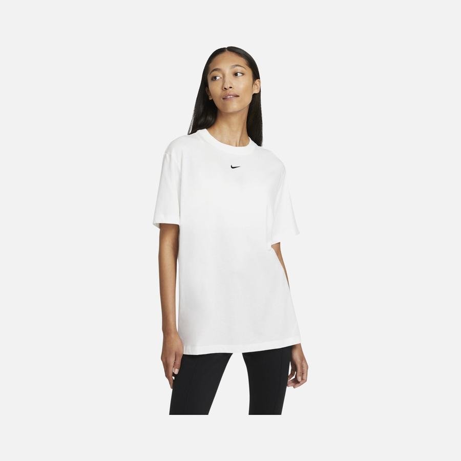  Nike Sportswear Essential Short-Sleeve Kadın Tişört