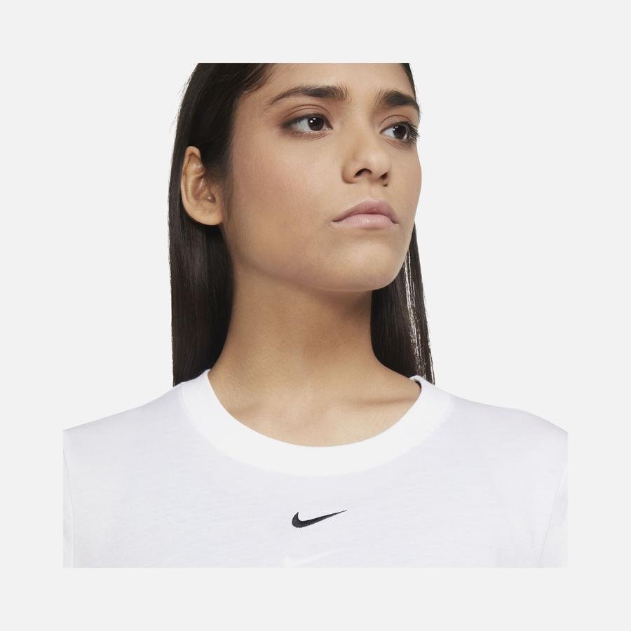  Nike Sportswear Essential Short-Sleeve Kadın Tişört