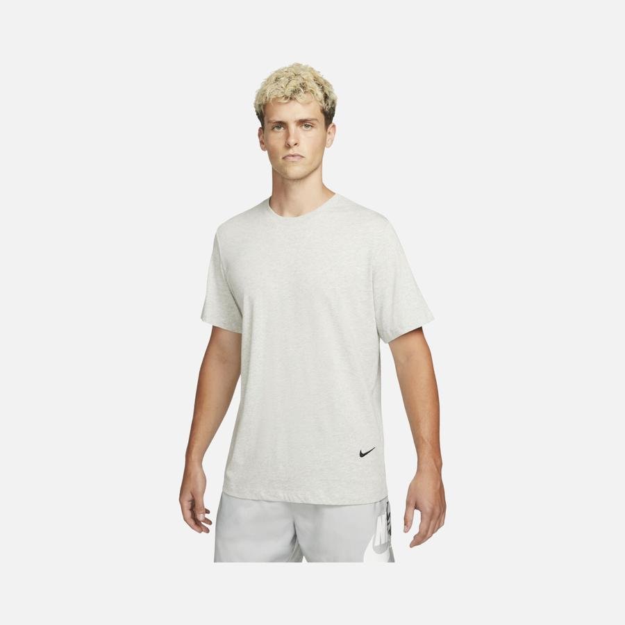  Nike Sportswear Sustainability Short-Sleeve Erkek Tişört