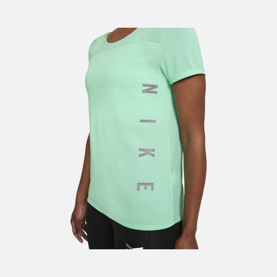  Nike Miler Run Division Short-Sleeve Running Kadın Tişört