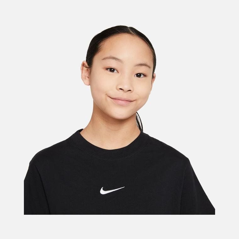 Nike Sportswear Essential Boxy Short-Sleeve (Girls') Çocuk Tişört