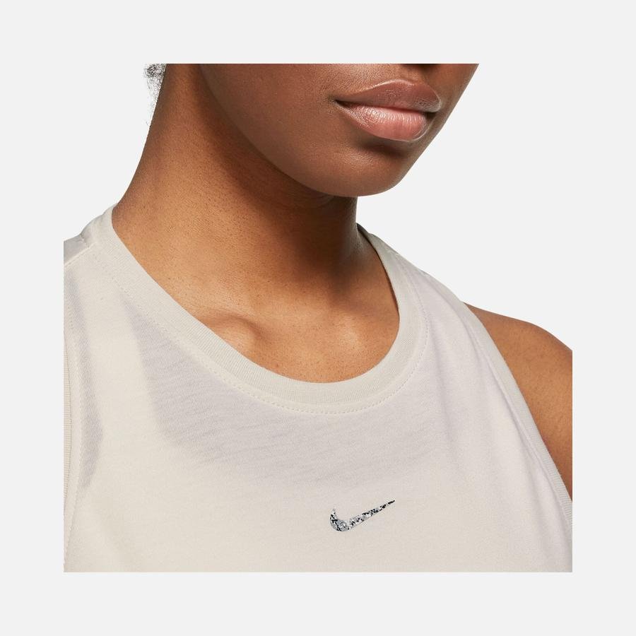  Nike Dri-Fit Yoga Graphic Kadın Atlet