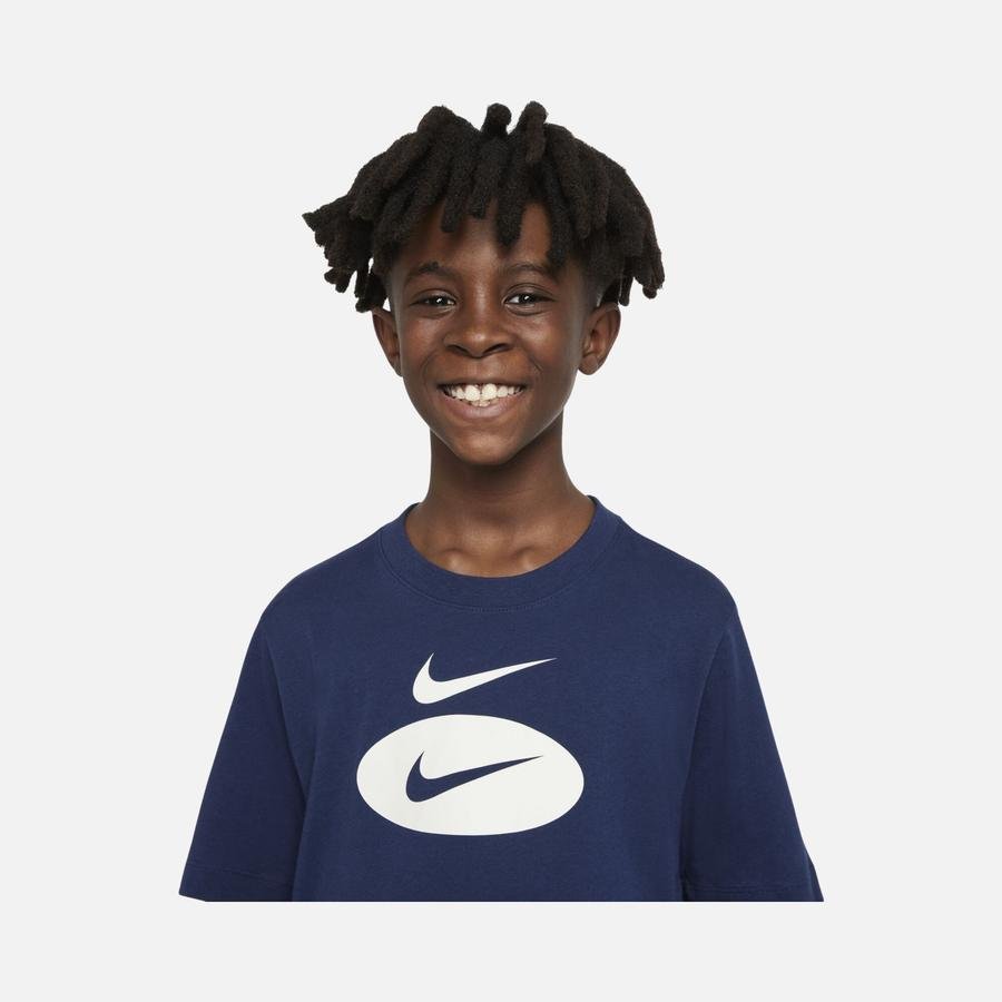  Nike Sportswear Essentials+ Core 1 Short-Sleeve (Boys') Çocuk Tişört