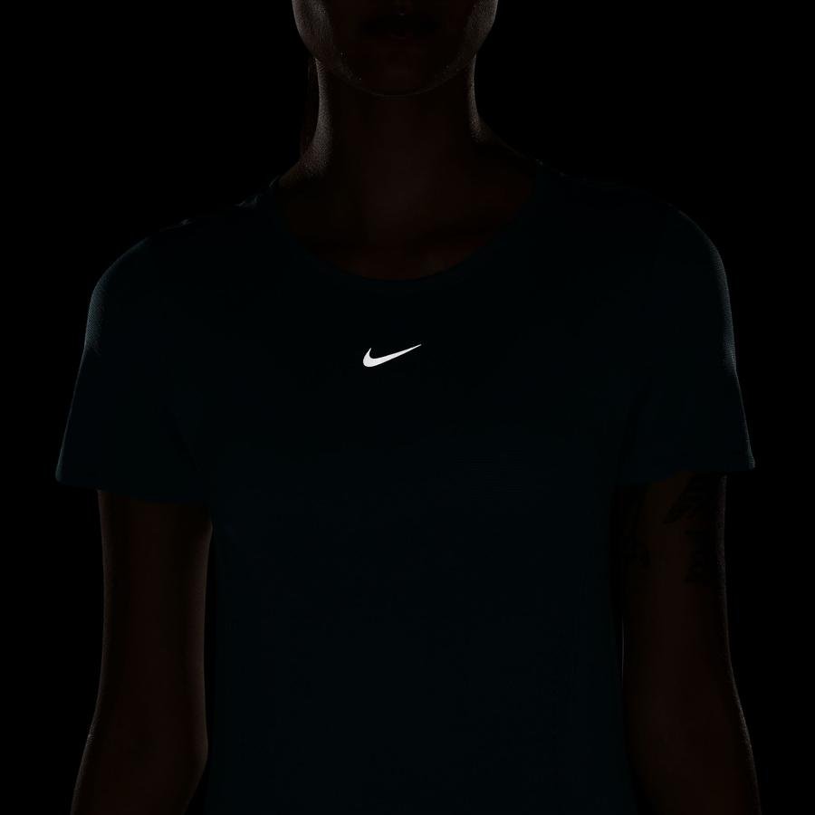  Nike Dri-Fit Advantage Aura Slim-Fit Short-Sleeve Kadın Tişört