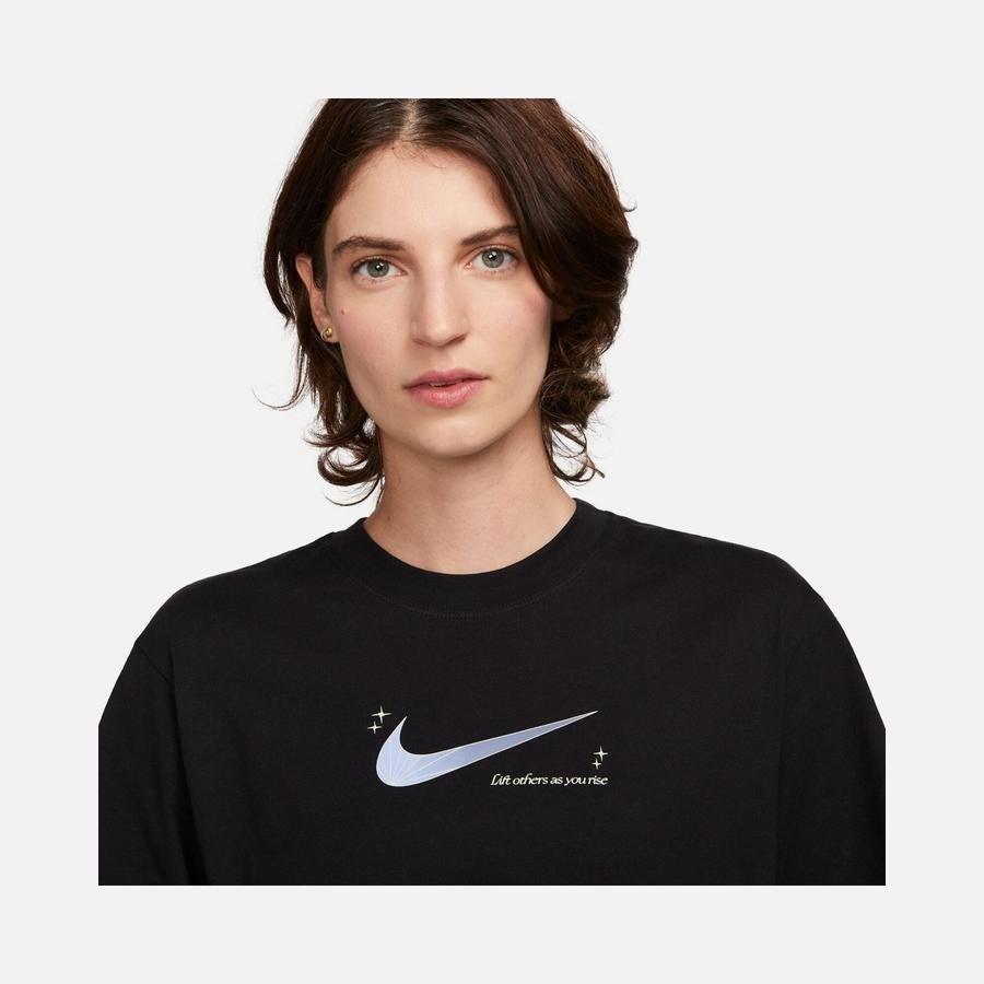  Nike Sportswear ''Lift Others as Your Rise'' 3 Boxy Short-Sleeve Kadın Tişört