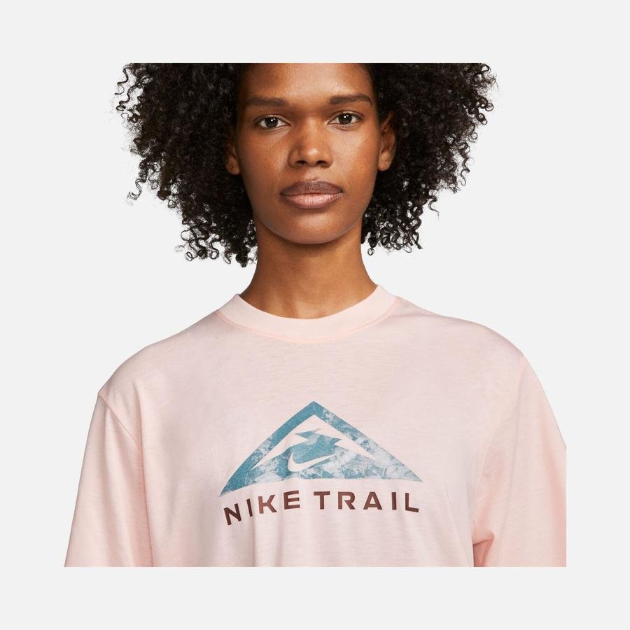  Nike Dri-Fit Trail Short-Sleeve Kadın Tişört