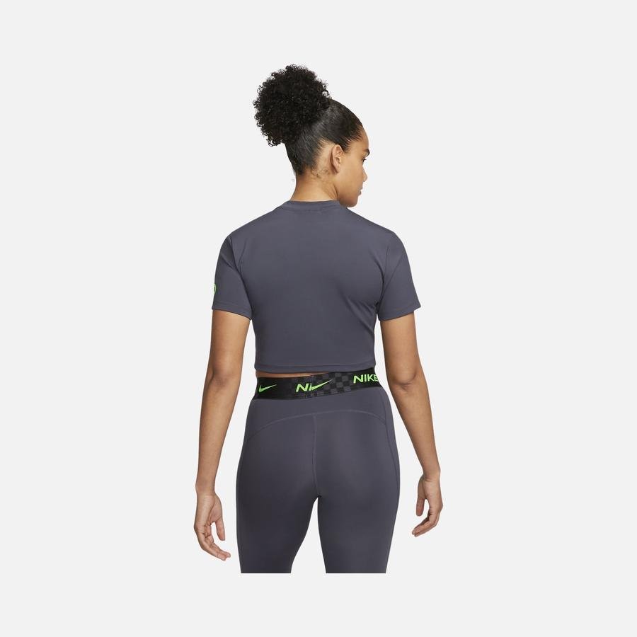  Nike Pro Dri-Fit Cropped Graphic Training Short-Sleeve Kadın Tişört