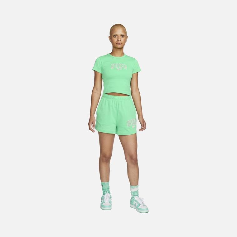 Nike Sportswear Graphic Short-Sleeve Kadın Tişört