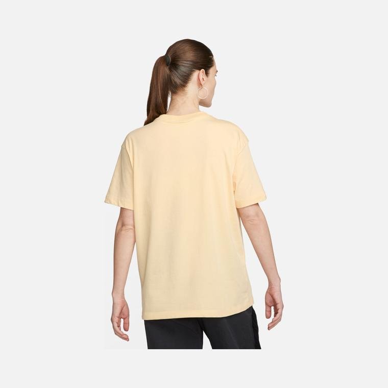 Nike Sportswear Gel-Midi Swoosh Graphic Boyfriend Short-Sleeve Kadın Tişört