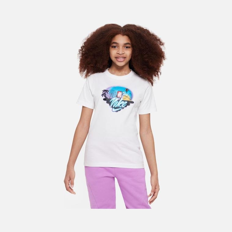 Nike Sportswear Seasonal Futura Boxy Graphic Short-Sleeve (Girls') Çocuk Tişört