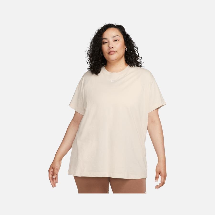  Nike Sportswear Essential Relaxed Fit Short-Sleeve (Plus Size) Kadın Tişört