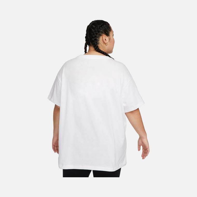 Nike Sportswear Essential Relaxed Fit Short-Sleeve (Plus Size) Kadın Tişört