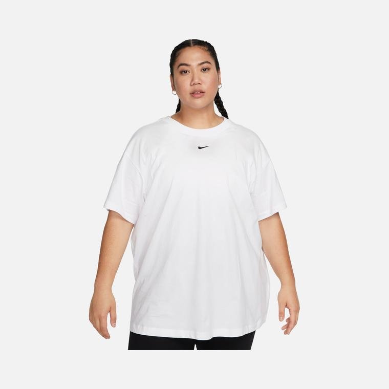 Nike Sportswear Essential Relaxed Fit Short-Sleeve (Plus Size) Kadın Tişört