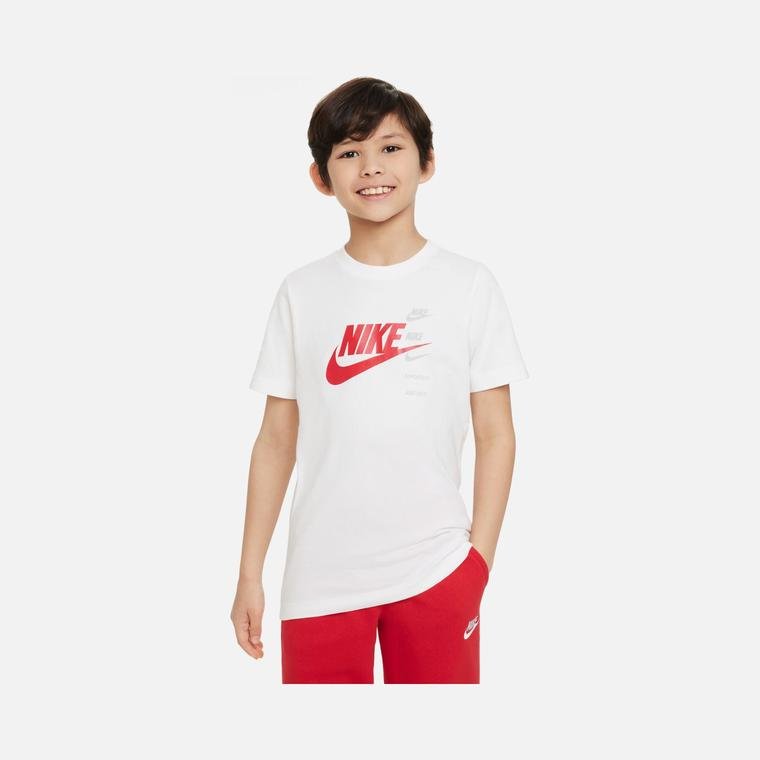 Nike Sportswear ''Multi Logo'' Standard Issue Short-Sleeve (Boys') Çocuk Tişört
