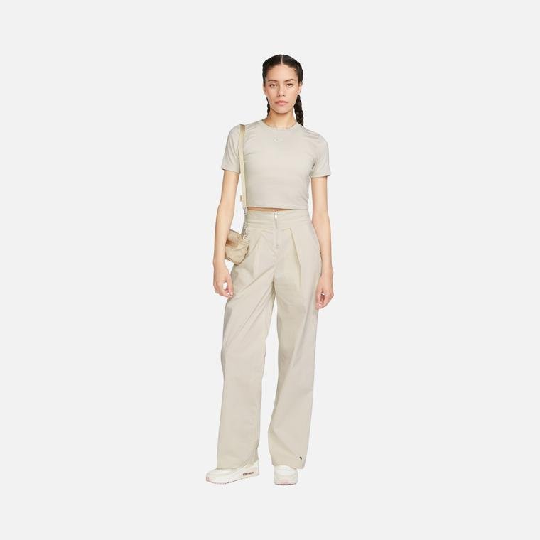 Nike Sportswear Essential Slim-Fit Cropped Short-Sleeve Kadın Tişört