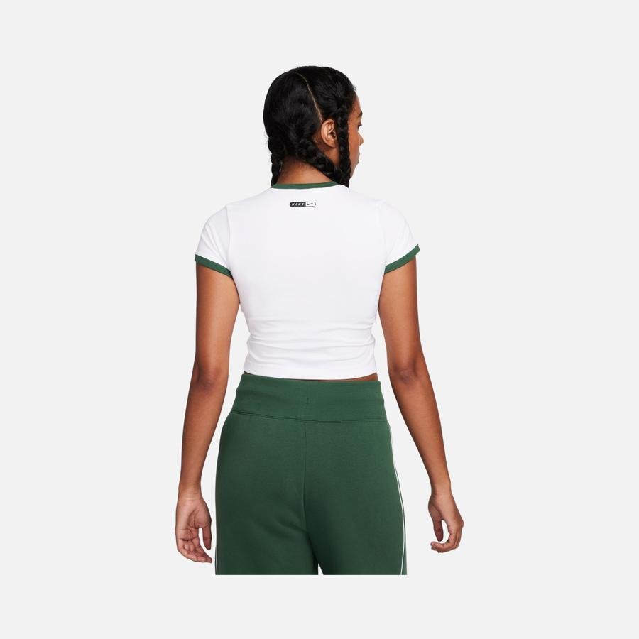  Nike Sportswear Swoosh Graphic Cropped Short-Sleeve Kadın Tişört