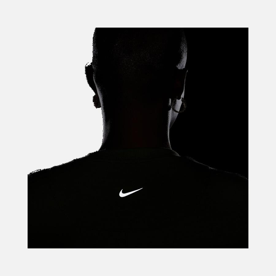  Nike One Relaxed Dri-Fit Multidirectional Training Short-Sleeve Kadın Tişört