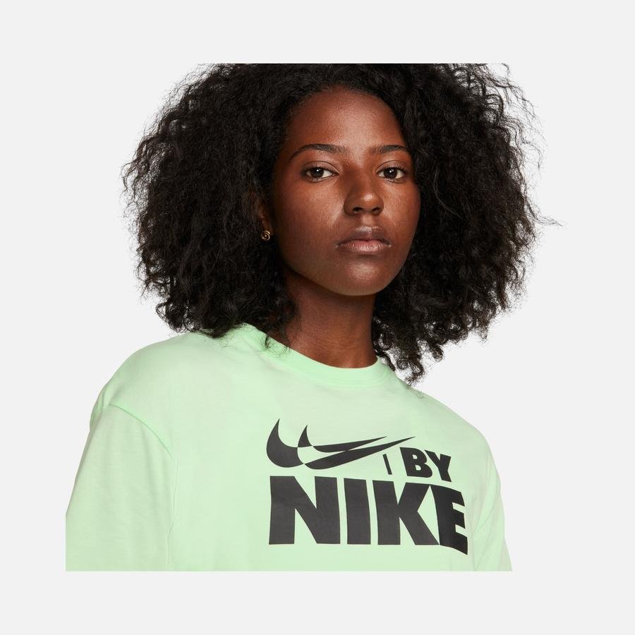  Nike Sportswear Gel Wide Cut & Off Shoulder Cropped Short-Sleeve Kadın Tişört