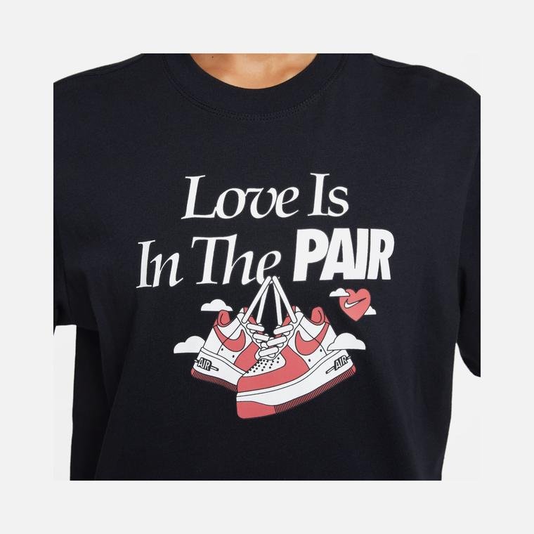 Nike Sportswear ''Love is in the Couple'' Graphic Oc 1 Boxy Vday Short-Sleeve Kadın Tişört
