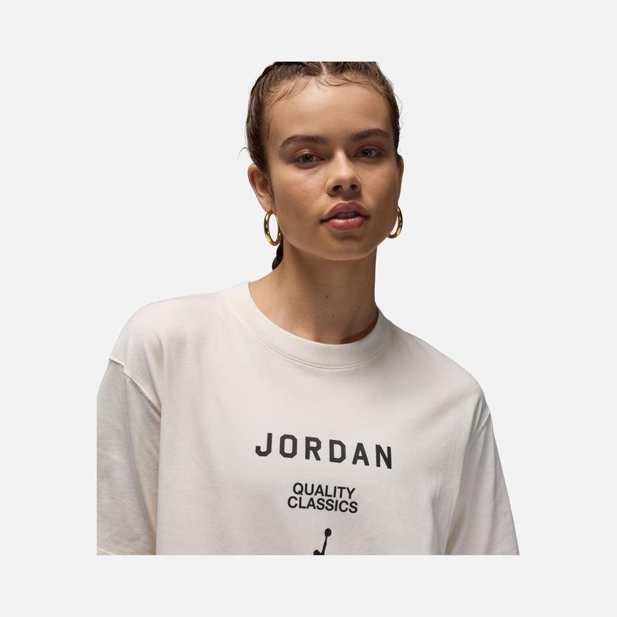  Nike Jordan Girlfriend Graphic Short-Sleeve Kadın Tişört